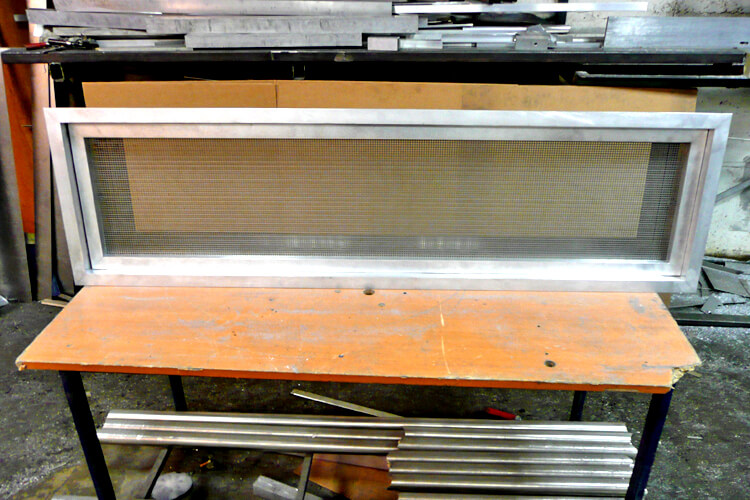 Решетка вентиляционная алюминиевая: алюминиевый короб с сеткой экраном фото 2