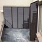 Алюминиевый шкаф на балкон с решетками фото