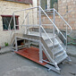 лестница с помостом стационарная для обслуживания конвейера