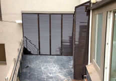 Шкаф из алюминиевых решеток для балкона фото