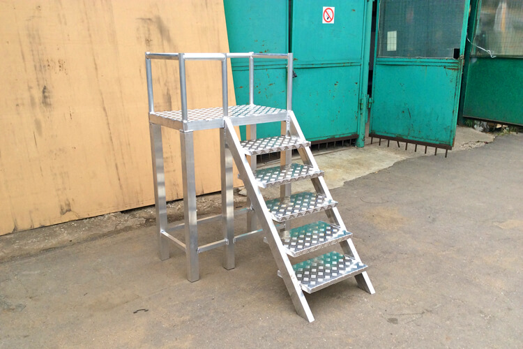 Алюминиевая  лестница с помостом фото 2