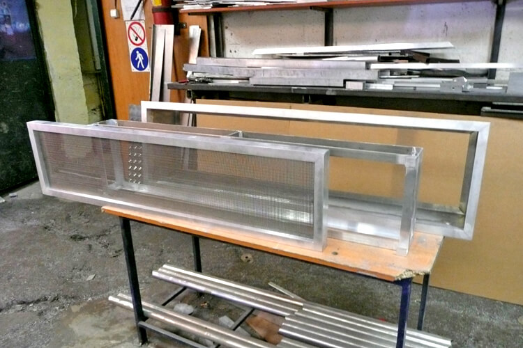 Решетка вентиляционная алюминиевая: алюминиевый короб с сеткой экраном фото 6