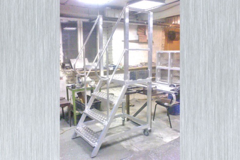 алюминиевые лестницы на колесах для обслуживания конвейеров и складских помещений
