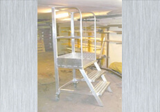 подкатные лестницы из алюминия для обслуживания конвейеров и стеллажей
