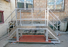 лестница с помостом из алюминия для конвейерной линии