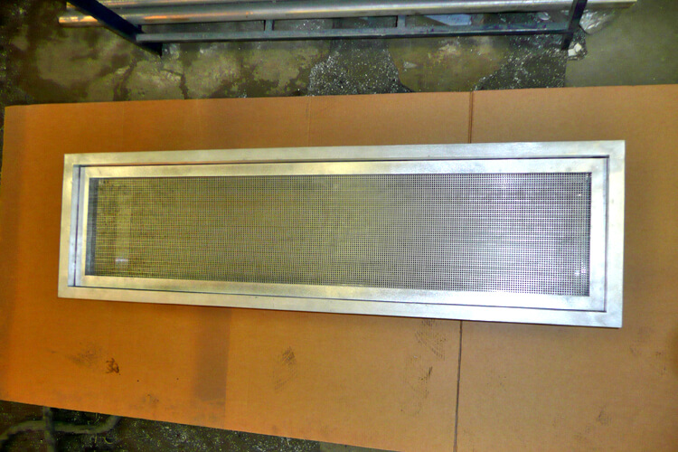 Решетка вентиляционная алюминиевая: алюминиевый короб с сеткой экраном фото 1