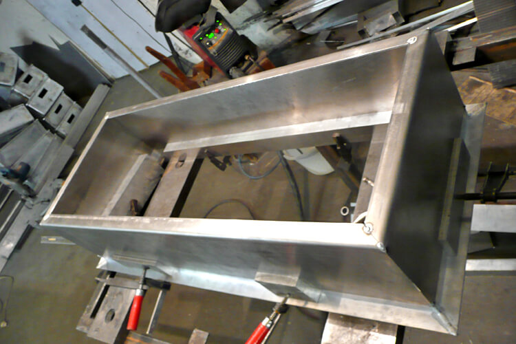 Решетка вентиляционная алюминиевая: алюминиевый короб с сеткой экраном фото 3