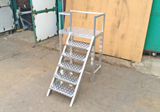 переносная алюминиевая лестница с огражденным помостом