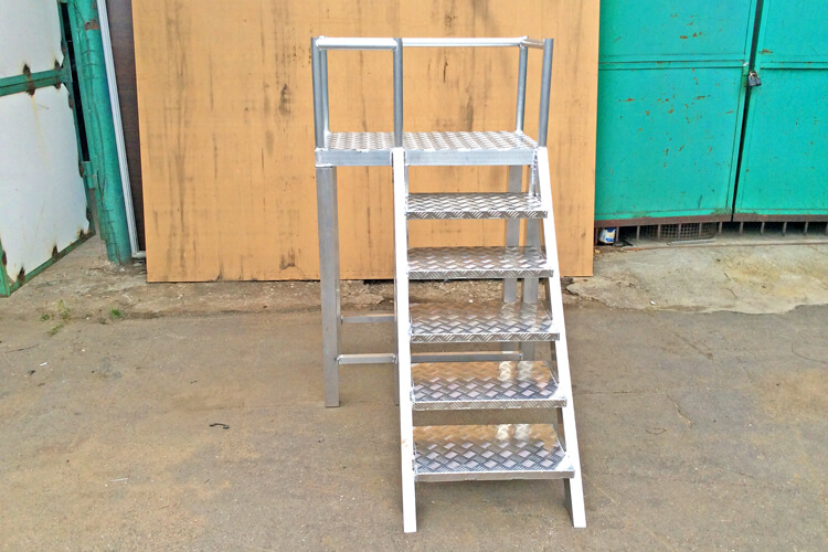 Алюминиевая  лестница с помостом фото 4